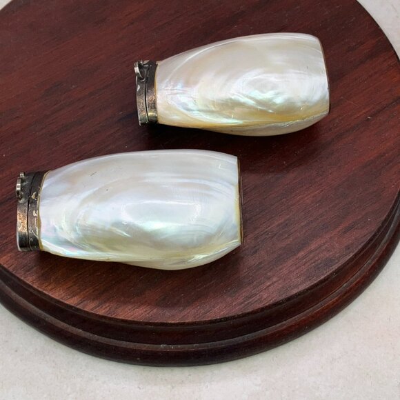 Vintage Two's Company Mother of Pearl Salt & Pepper Shakers Hinged India 1960’s - Picture 5 of 10